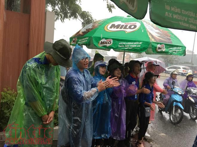 Phụ huynh đứng dưới mưa tầm tã đợi con ảnh 6
